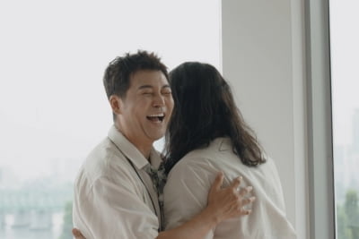 전현무, 청순 긴 머리와 꼭 끌어안고 활짝…신혼부부인 줄 ('이유 있는')