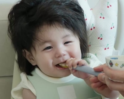 생후 223일 아기가 숟가락을 갈비 뜯듯…먹방계 샛별 등장 ('슈돌')