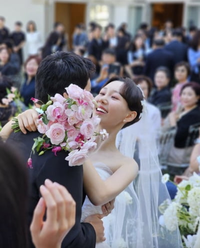이유영, 득녀 1년 만에 웨딩마치 올렸다…아름다운 결혼식 현장 공개