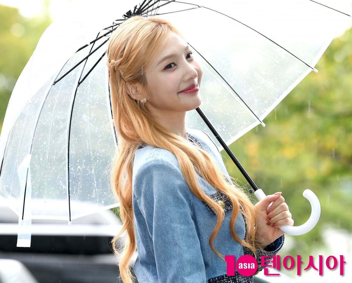 조이, 우산쓰지마 꽃에 물줘야해...눈부심 그 자체[TEN포토+]
