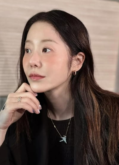 목에만 3천만원 걸친 고현정, '강렬 타투' 포착…검게 변한 손톱까지 '눈길'