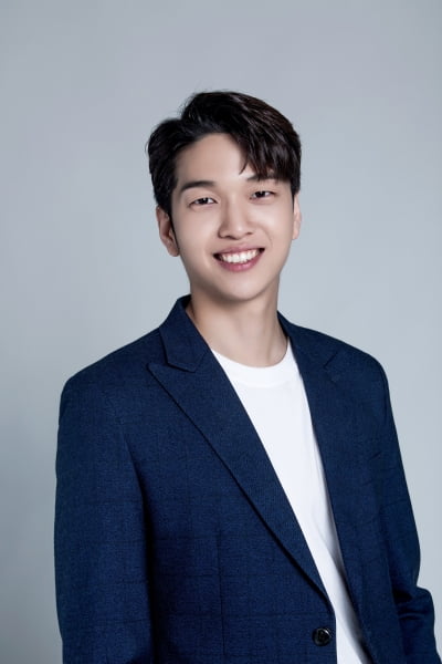 사극 완벽 소화한 유재필, 이번엔 대학로 무대…'아니, 그러니까'로 연극 첫 도전