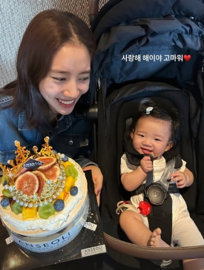 손담비, 딸 해이와 맞은 첫 생일…똑닮은 미소 보여주며 "고맙고 행복해"