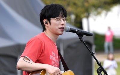 십센치, 데뷔 22년차인데…페스티벌서 깜짝 고백 "한 번도 들어본 적 없는 이야기" [ATA프렌즈]