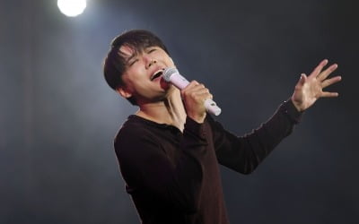 "불꽃축제 뒤로 하고"…김준수 '올해 첫 페스티벌' 출격에 인파 몰렸다 [ATA프렌즈]