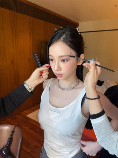 '25세' 에스파 카리나, AI 미모+주먹만한 얼굴 크기…비현실적인 미모