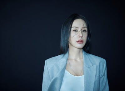 엄정화 "예의 없고 경쟁심만 있는 사람들, 알아서 사라지더라…굳이 복수할 필요 없어" ('금스타')[인터뷰①]
