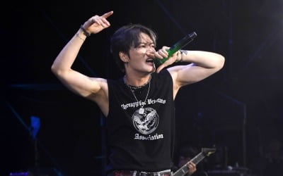 キム・ジェジュン、ATAフェスティバルでシースルーニットを脱ぎ捨て観客を魅了