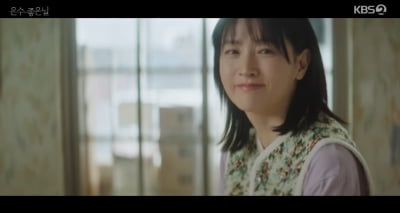 [종합] 이영애, 26년 만에 복귀했는데 시청률은 3%대…벽돌 던지고 스쿠터 액션 펼치며 열연 ('은수')