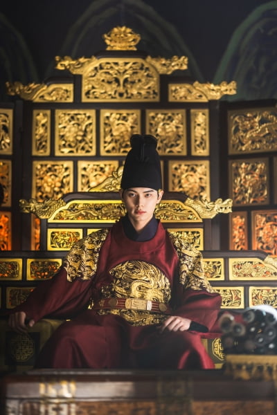 '김수현과 결별' 이채민, 차기작 대본 30편 넘게 쏟아졌다더니…"부족한 내게 큰 배움" ('폭군의')