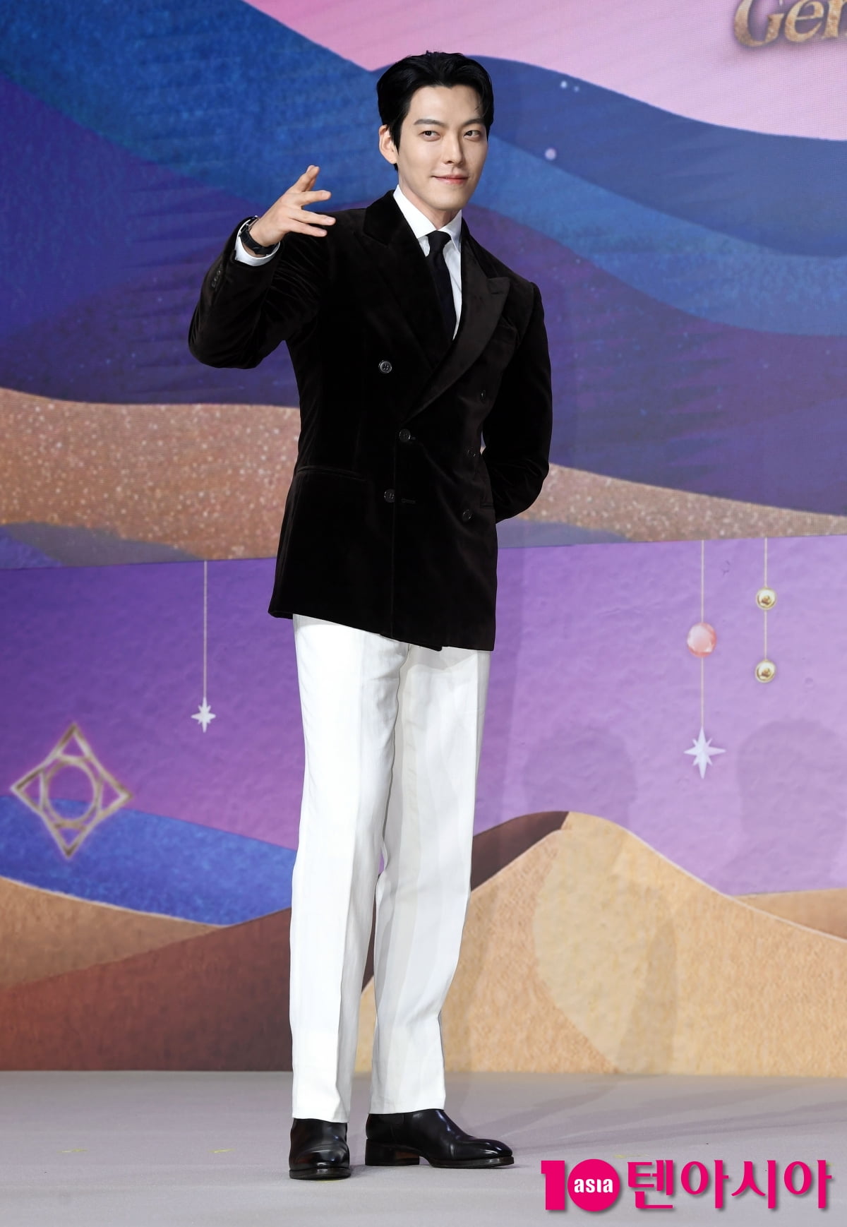 김우빈, 클라스가 다른 비주얼...풍성한 한가위 보내세요[TEN포토+]