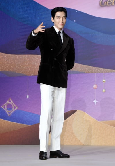 김우빈, 클라스가 다른 비주얼...풍성한 한가위 보내세요[TEN포토+]