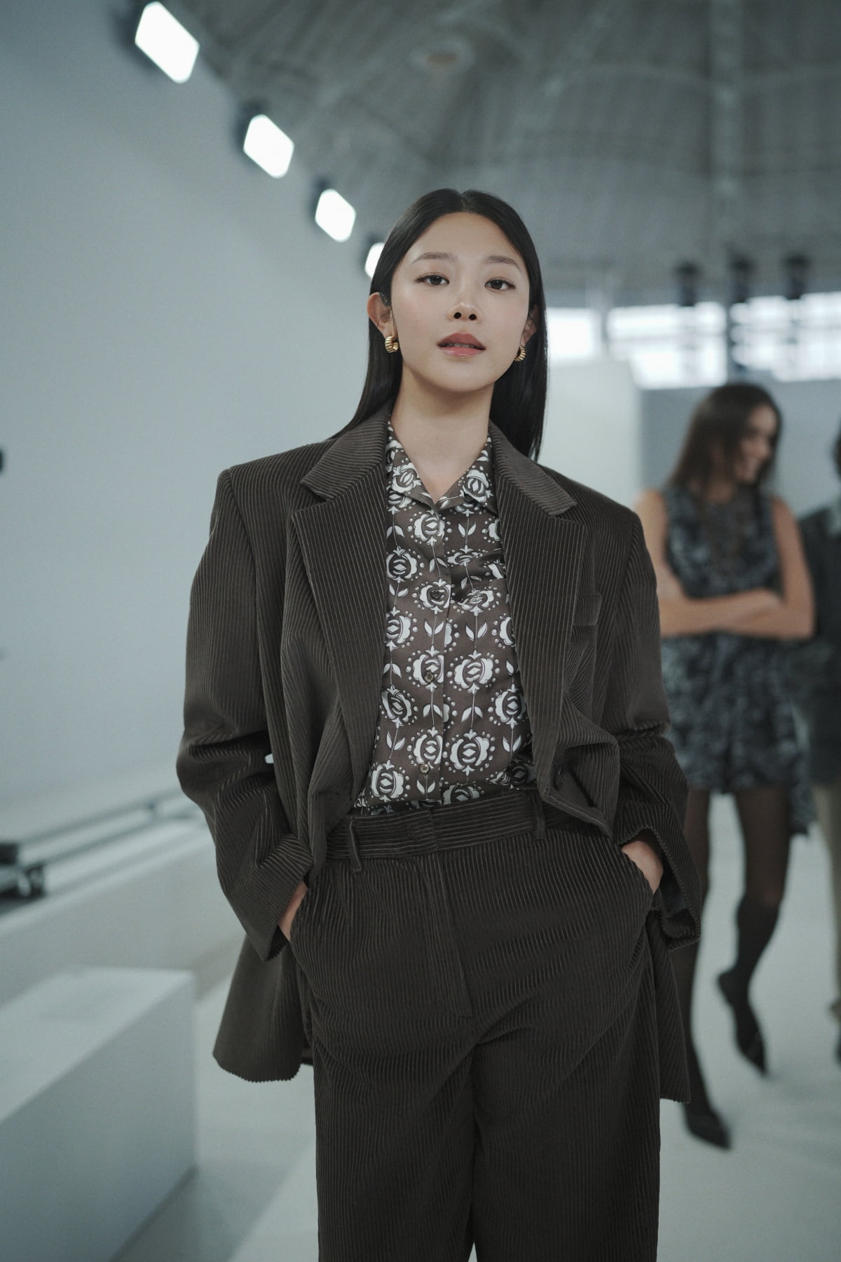 최혜선, 초콜릿 코듀로이 셋업 입고 자신감 넘치는 애티튜드…밀라노서 스포트라이트