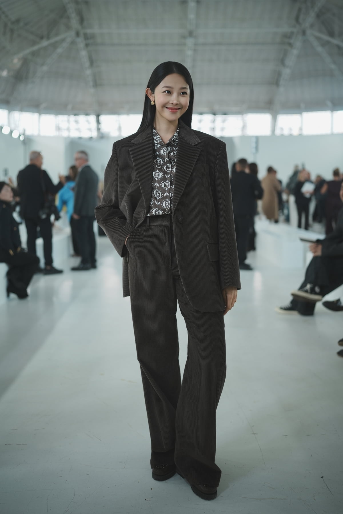 최혜선, 초콜릿 코듀로이 셋업 입고 자신감 넘치는 애티튜드…밀라노서 스포트라이트