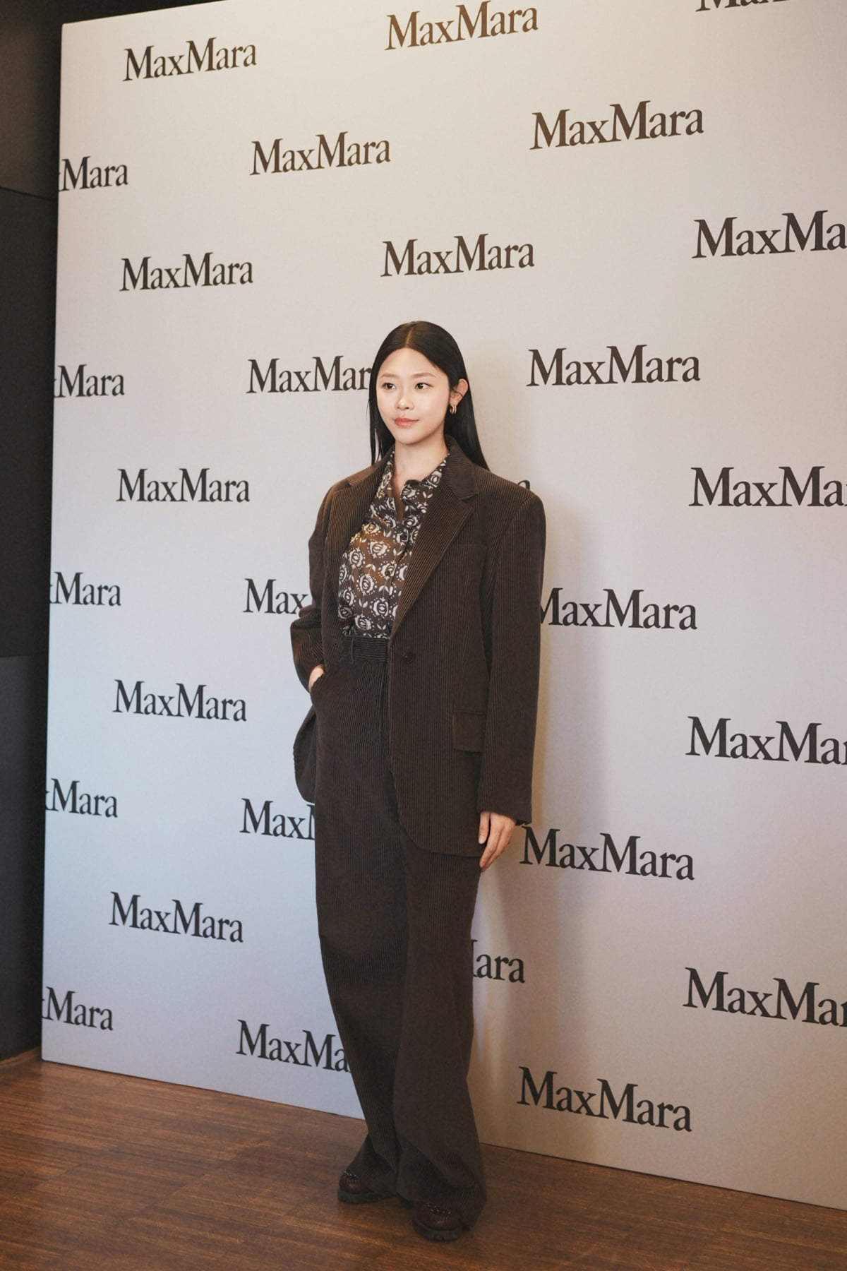 최혜선, 초콜릿 코듀로이 셋업 입고 자신감 넘치는 애티튜드…밀라노서 스포트라이트