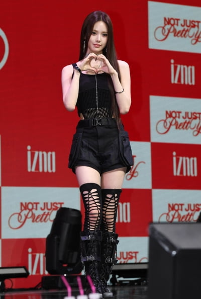 iznaのバン・ジミン、セカンドミニアルバム『Not Just Pretty』ショーケースに登場