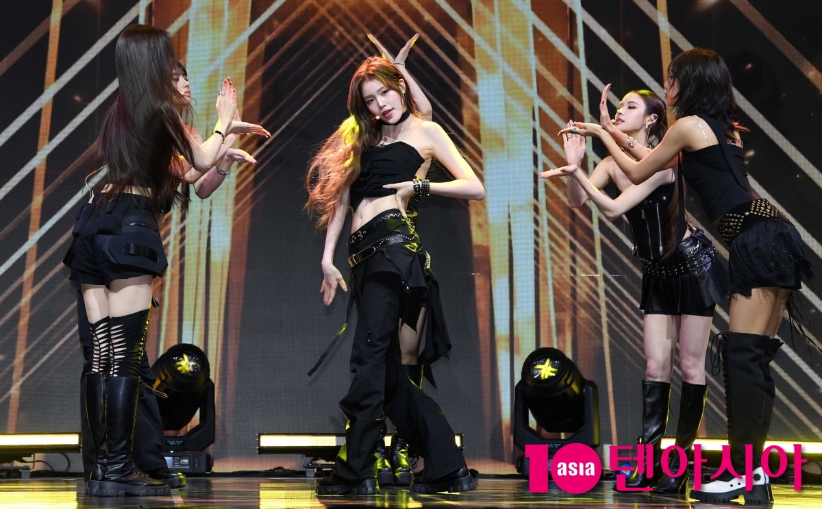 이즈나, 타이틀곡 '맘마미아'로 컴백[TEN포토+]