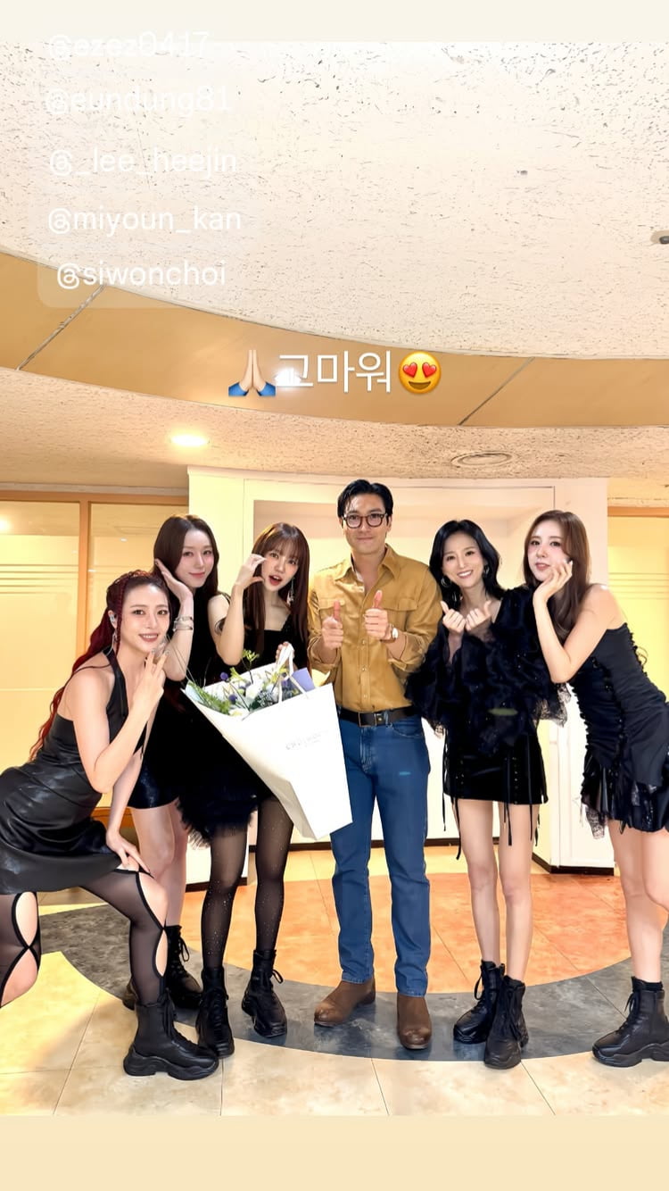 최시원, 故 찰리 커크 추모 논란 후…윤은혜 옆에서 볼하트