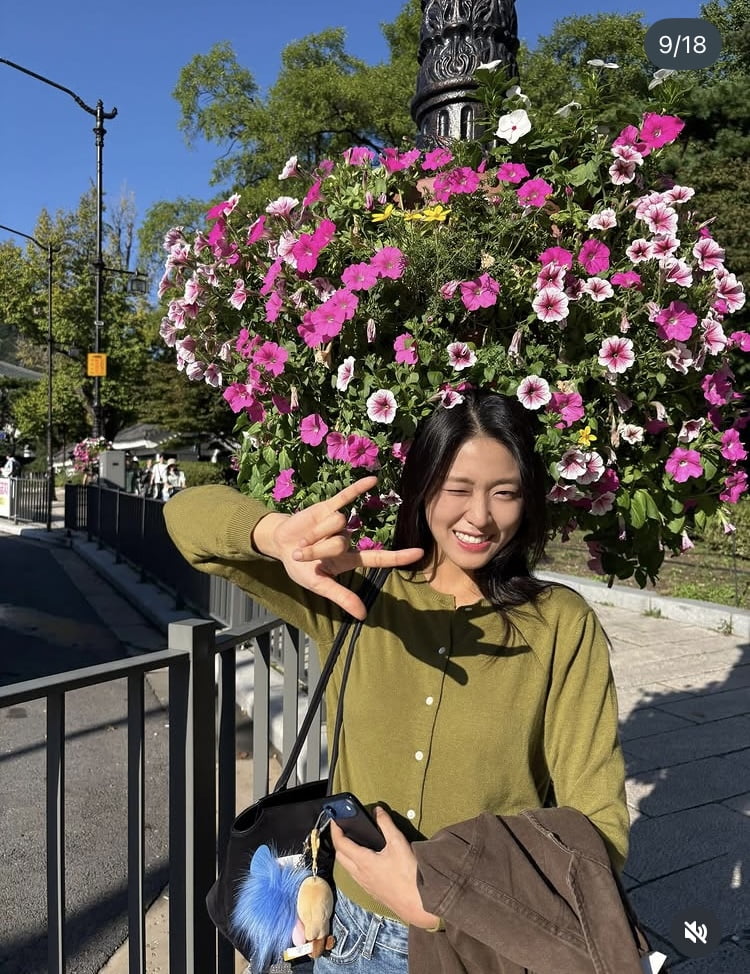 설현, 웜톤의 인간화…가을 날씨 제대로 만끽하는 중