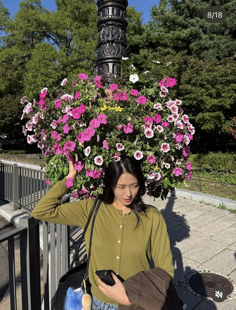 설현, 웜톤의 인간화…가을 날씨 제대로 만끽하는 중