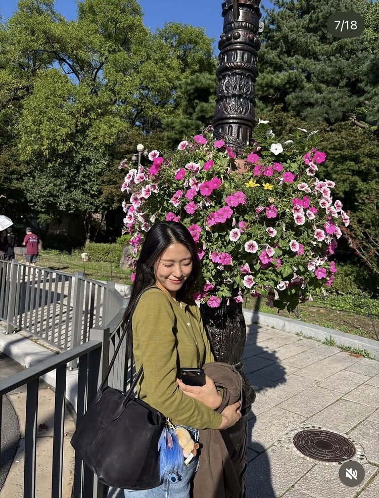설현, 웜톤의 인간화…가을 날씨 제대로 만끽하는 중
