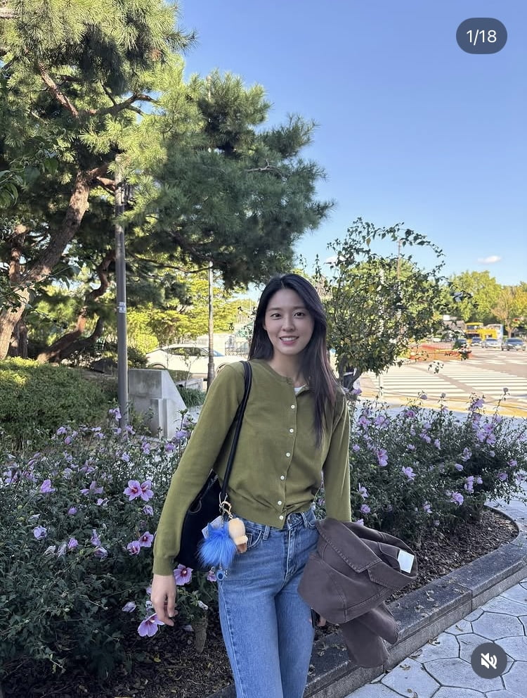 설현, 웜톤의 인간화…가을 날씨 제대로 만끽하는 중