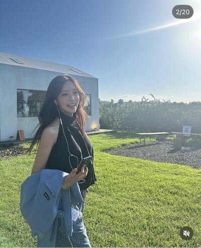 '금융맨♥' 효민, 제주는 덥나봐…등 파인 블라우스에 아찔