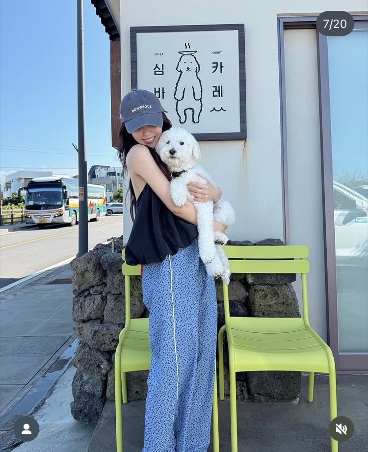 '금융맨♥' 효민, 제주는 덥나봐…등 파인 블라우스에 아찔