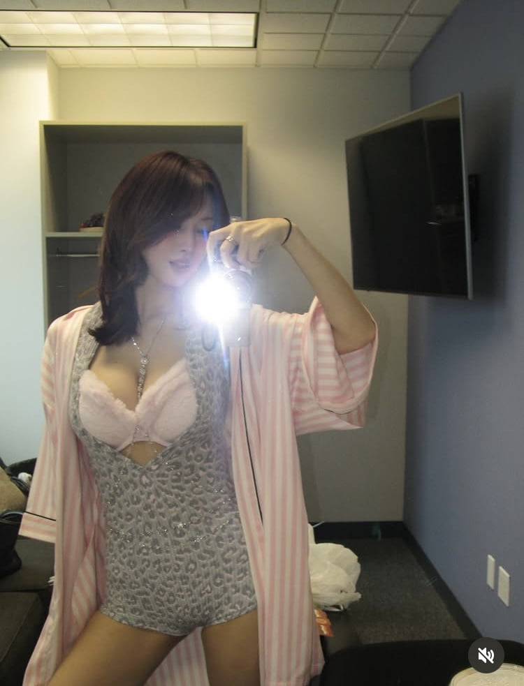 모모, 속옷입고 그대로 노출…역대급 볼륨감에 아찔