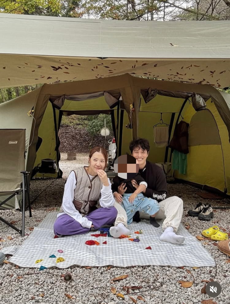 신다은, 세수도 못하고 ♥임성빈과 캠핑…꼬질꼬질해도 여배우 아우라