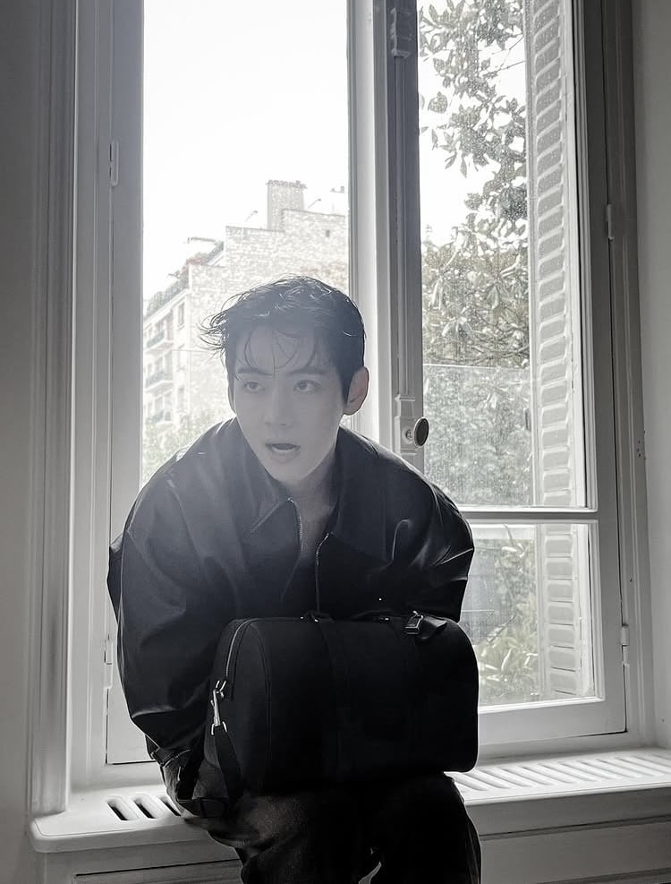 뷔, 명품 C사 입은 왕자님…조각이 걸어다녀