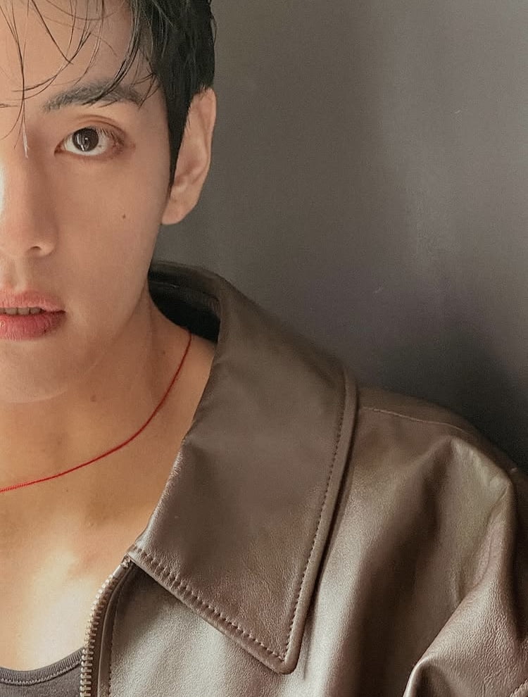 뷔, 명품 C사 입은 왕자님…조각이 걸어다녀