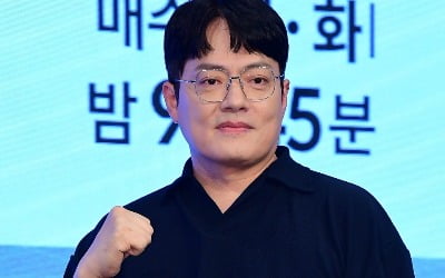Actor Kim Hyung-mook Shines as 'Alien' on SBS's 'Star Talk: Report Report Report'