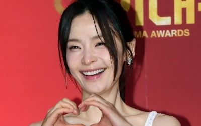 '44세' 전미도, 겹경사 맞았다…5년 만에 재회→전석 매진·호평多 ('어쩌면')