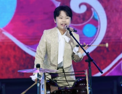 '12살' 황민호, 콘서트로 효도했다…"父 못다 이룬 꿈 이뤄드린 듯"('슈돌')
