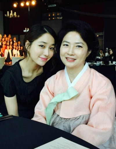 '이병헌♥' 이민정, 유튜브서 모친 최초 공개…"모태 미녀는 어머니 선물"