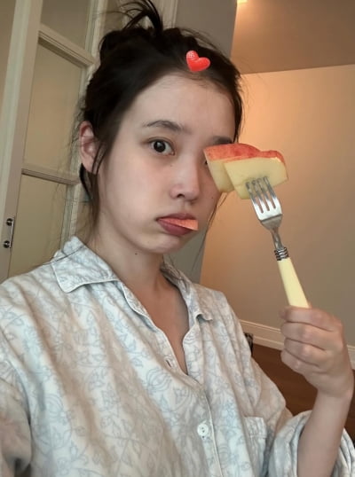 아이유, 이 얼굴이 어딜 봐서 30대…고등학생이래도 믿겠어