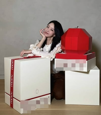 한예슬, 타투 합법화되자마자 새기더니…명절 인사 중 '블랙 잉크' 빼꼼