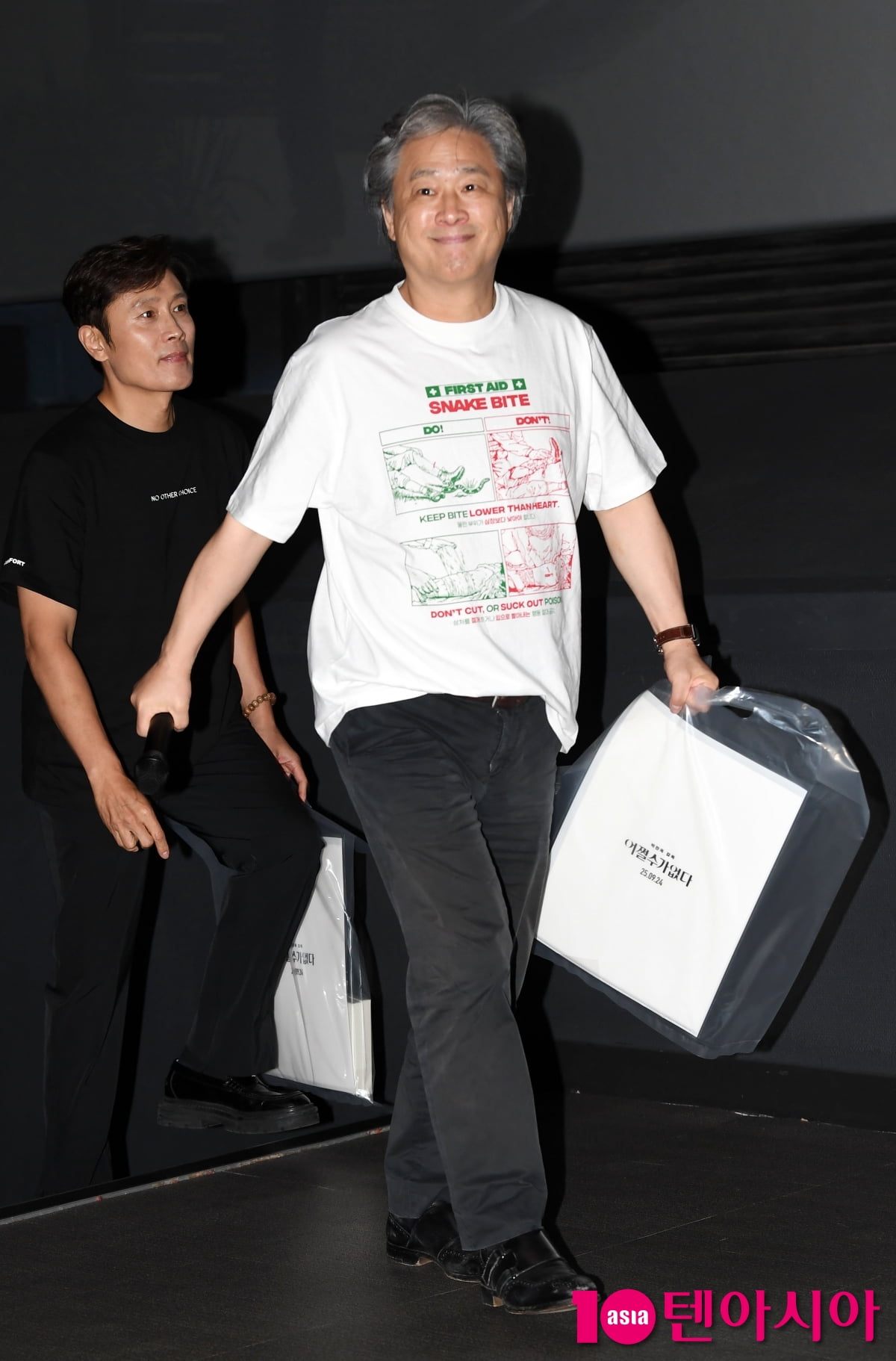 '어쩔수가없다' 박찬욱 감독, 거장의 아름다운 꽃미소[TEN포토+]