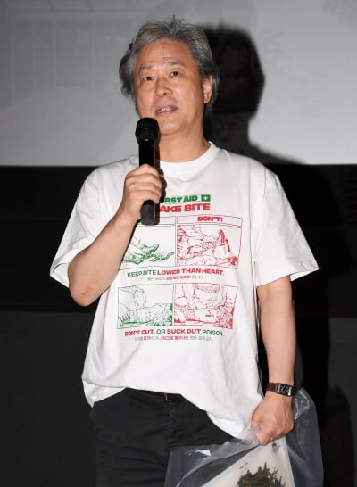 '어쩔수가없다' 박찬욱 감독, 거장의 아름다운 꽃미소[TEN포토+]