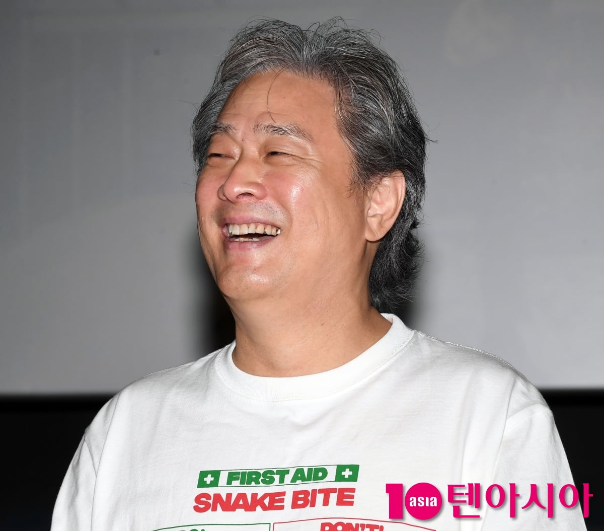 '어쩔수가없다' 박찬욱 감독, 거장의 아름다운 꽃미소[TEN포토+]