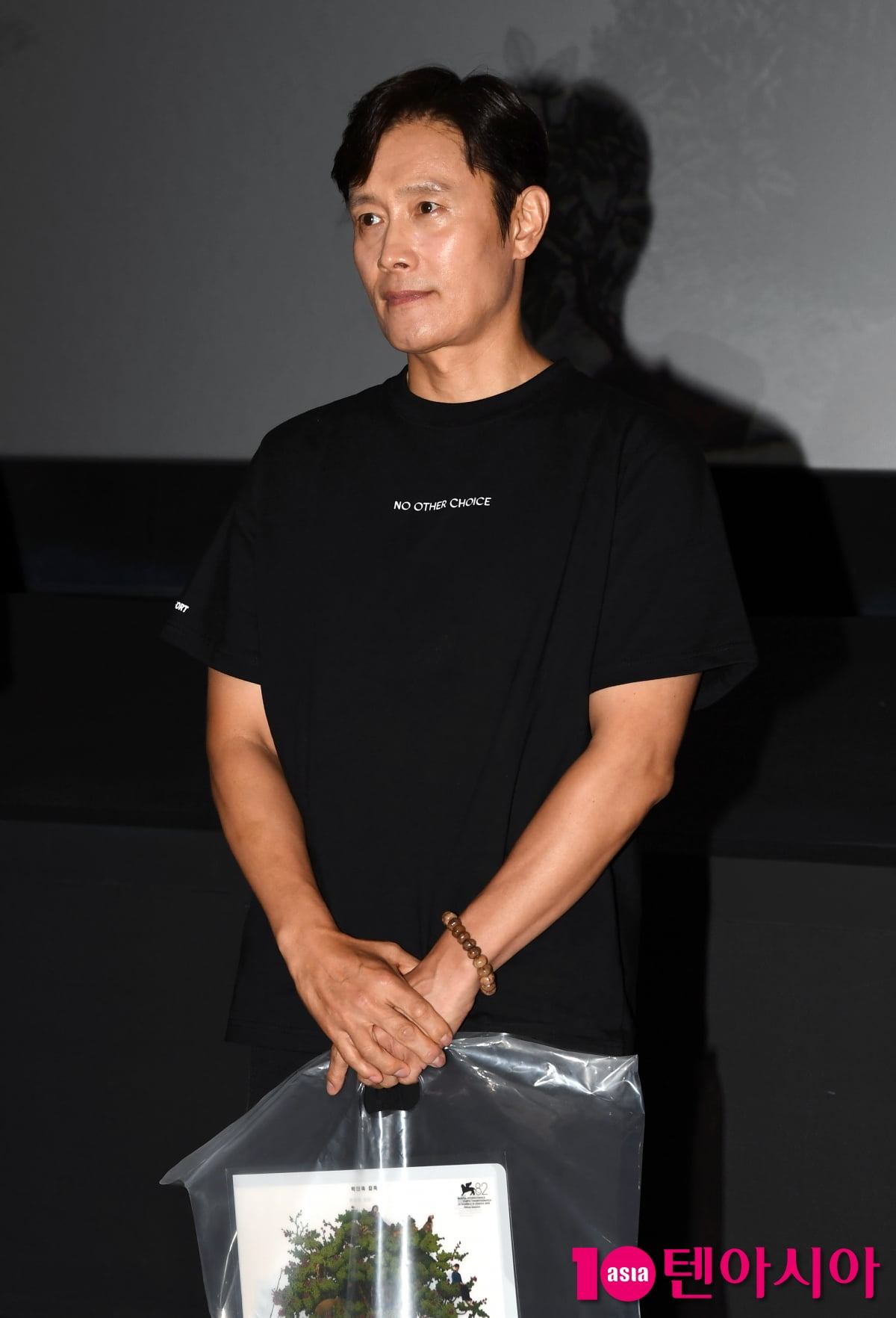 '어쩔수가없다' 이병헌, '만수'의 흐믓한 미소...시크한 블랙[TEN포토+]