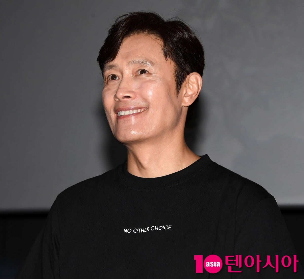 '어쩔수가없다' 이병헌, '만수'의 흐믓한 미소...시크한 블랙[TEN포토+]