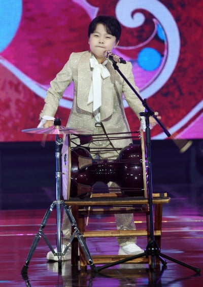 [종합] 황민호, 韓 13살 어린이 중에 제일 바빠…母도 눈물 "집에선 평범한 아기인데"('슈돌')
