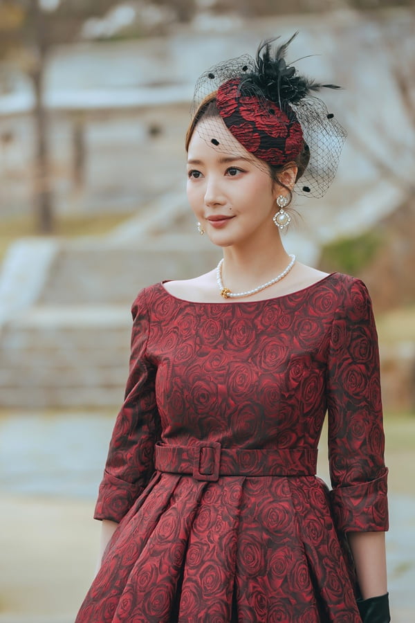 제작진 극찬 쏟아졌다…박민영, 핑크머리로 파격 변신 "천생 배우" ('컨피던스맨')