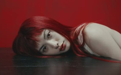 '컴백' 나나, 타투 싹 지우고 남은 '1968'…뮤비 속 아련함 가득