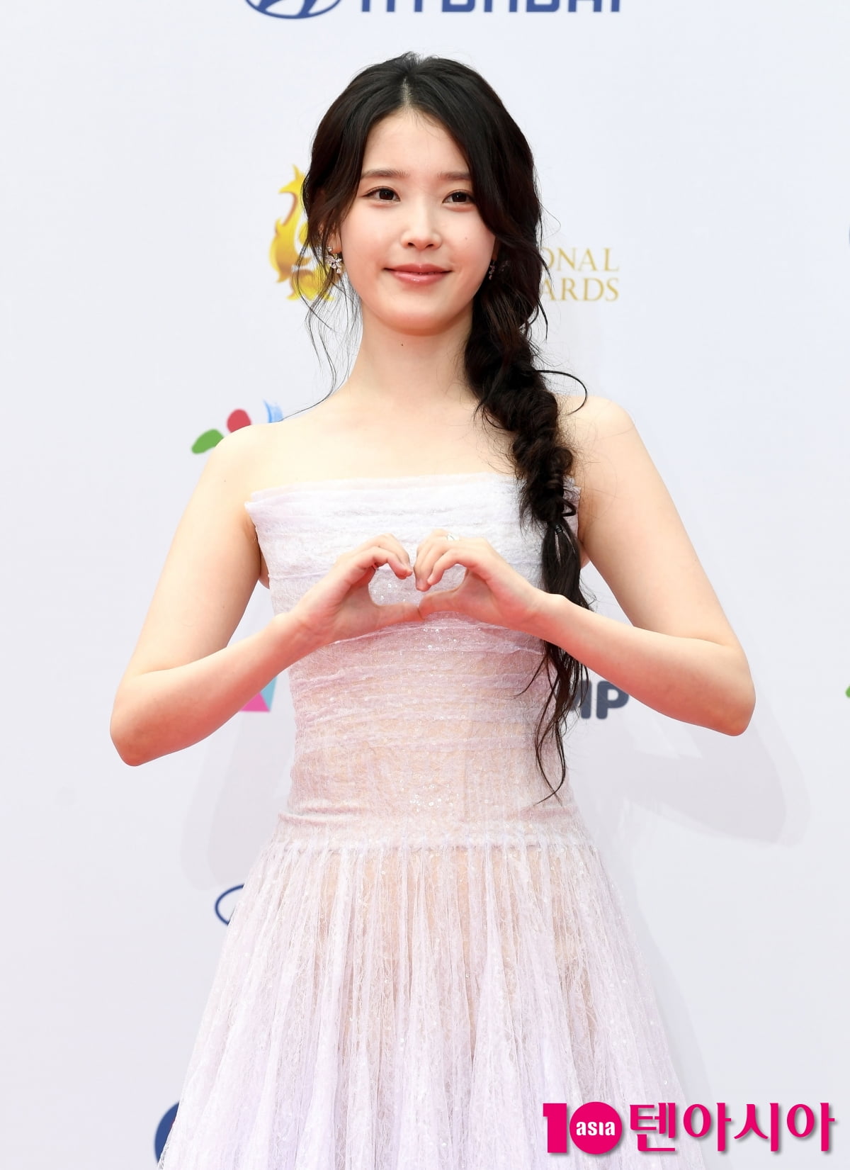 아이유, 예쁨주의보...요정의 하트[TEN포토+]