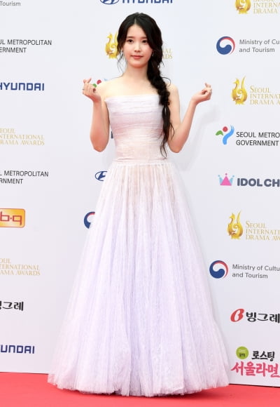 아이유, 레드카펫의 꽃 한송이[TEN포토+]