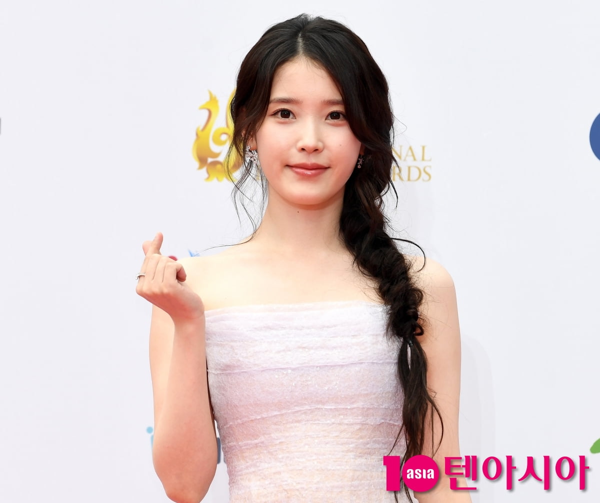 아이유, 예쁨주의보...요정의 하트[TEN포토+]