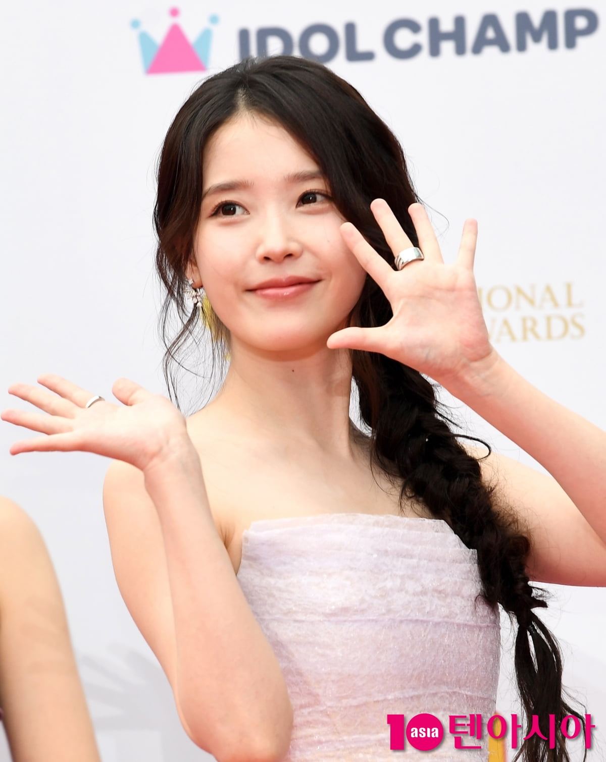 아이유, 예쁨주의보...요정의 하트[TEN포토+]